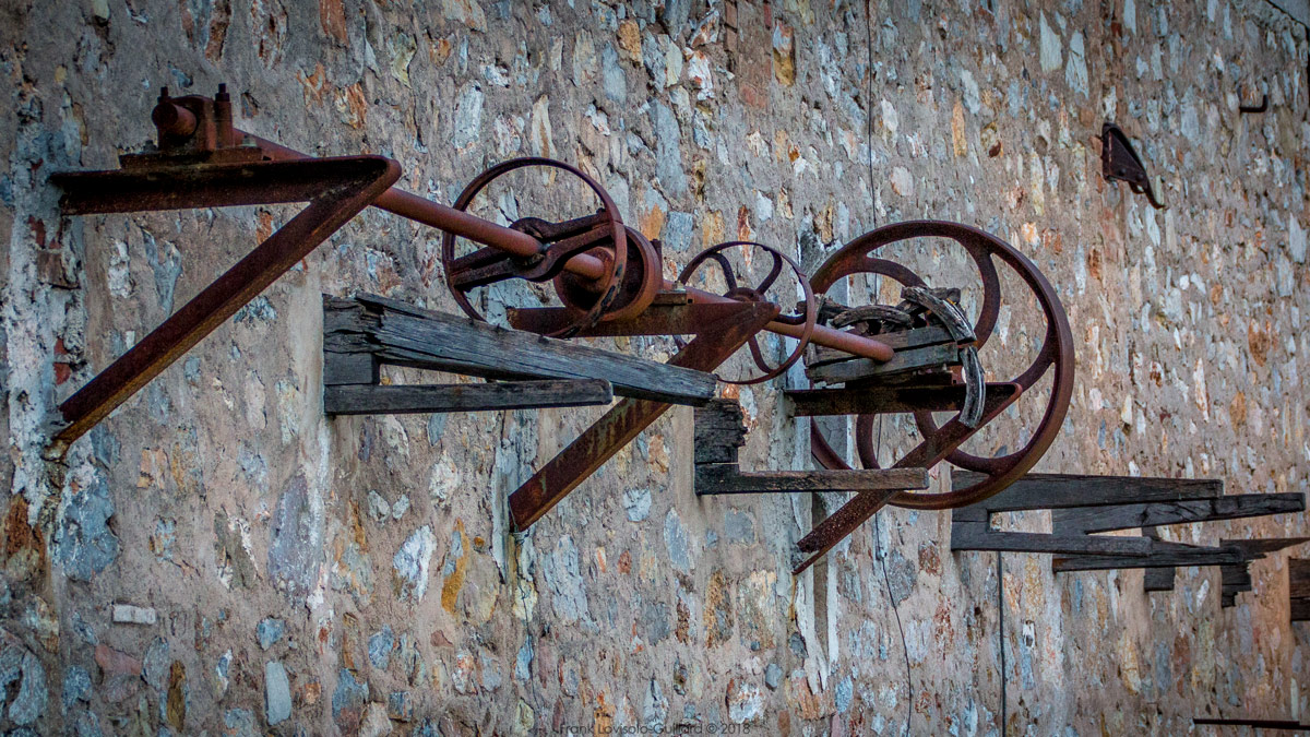 accumulation,périgrination,Photographies - Photographies - Frank César LOVISOLO - L’accumulation est une technique artistique popularisée par Arman, artiste français qui l’a beaucoup travaillée et théorisée. Tel qu’Arman la définit et la produit, l’accumulation est un rassemblement d’objets identiques dans une très grande quantité, généralement fondue dans du plexiglas.