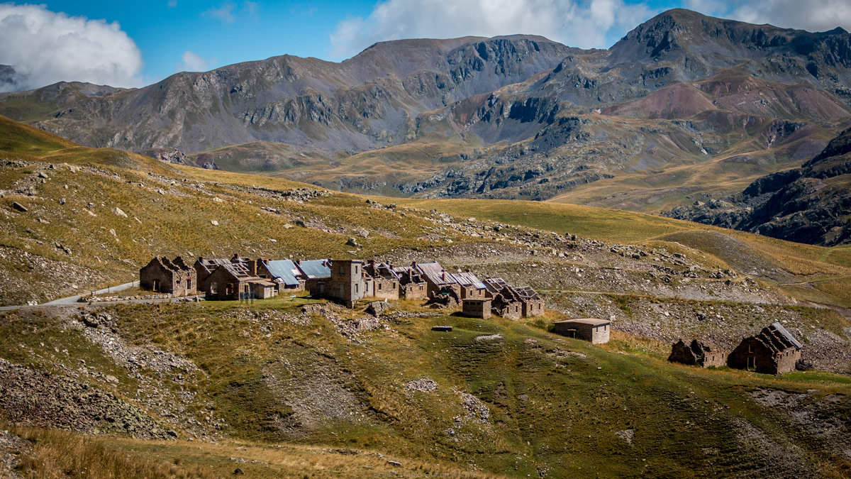 accumulation,périgrination,Photographies - Photographies - Frank César LOVISOLO - L’accumulation est une technique artistique popularisée par Arman, artiste français qui l’a beaucoup travaillée et théorisée. Tel qu’Arman la définit et la produit, l’accumulation est un rassemblement d’objets identiques dans une très grande quantité, généralement fondue dans du plexiglas.