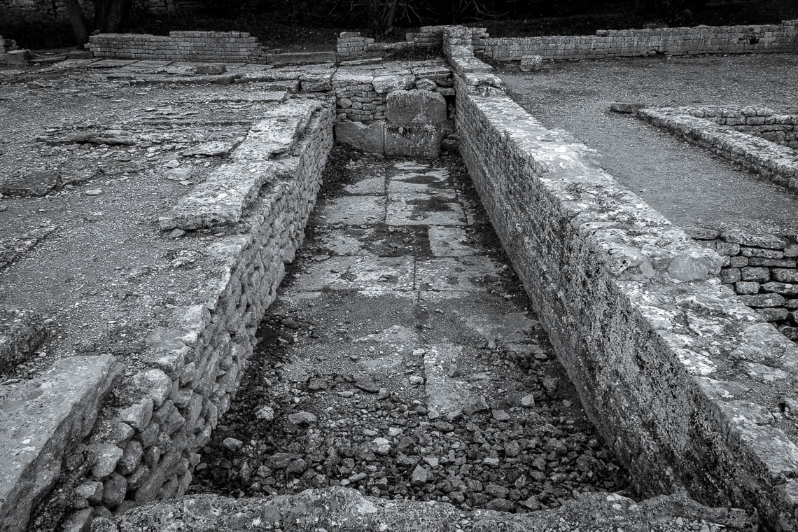 accumulation,périgrination,Photographies - Photographies - Frank César LOVISOLO - L’accumulation est une technique artistique popularisée par Arman, artiste français qui l’a beaucoup travaillée et théorisée. Tel qu’Arman la définit et la produit, l’accumulation est un rassemblement d’objets identiques dans une très grande quantité, généralement fondue dans du plexiglas.