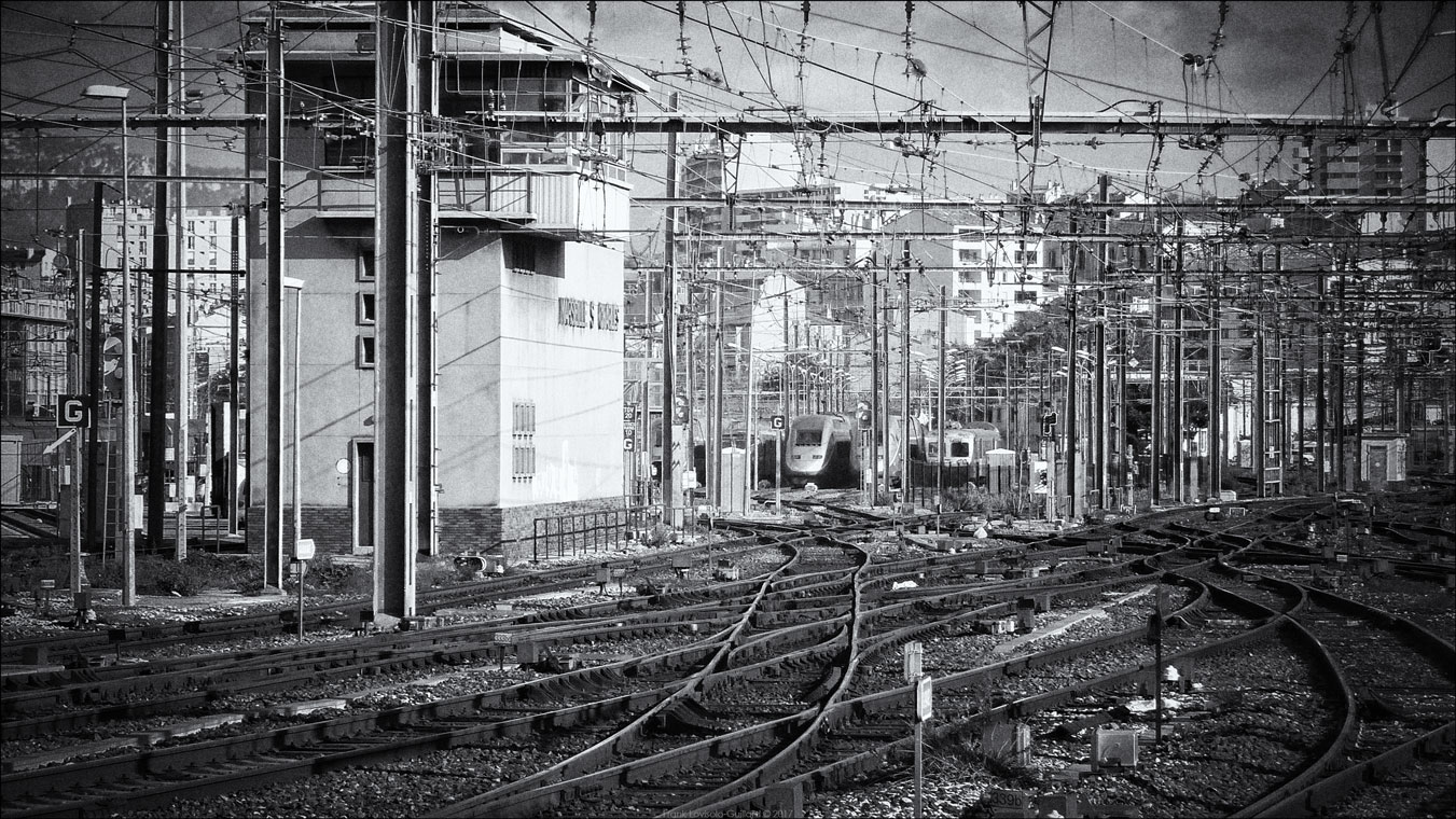 accumulation,périgrination,Photographies - Photographies - Frank César LOVISOLO - L’accumulation est une technique artistique popularisée par Arman, artiste français qui l’a beaucoup travaillée et théorisée. Tel qu’Arman la définit et la produit, l’accumulation est un rassemblement d’objets identiques dans une très grande quantité, généralement fondue dans du plexiglas.