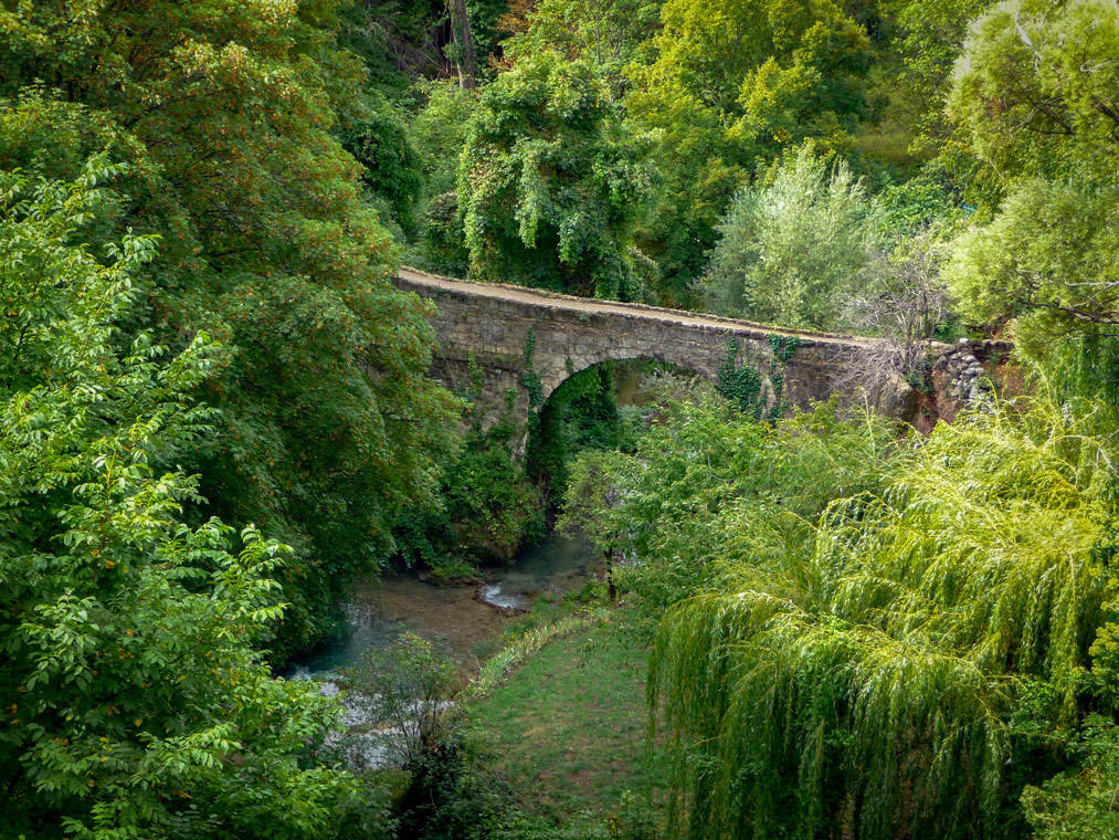 accumulation,périgrination,Photographies - Photographies - Frank César LOVISOLO - L’accumulation est une technique artistique popularisée par Arman, artiste français qui l’a beaucoup travaillée et théorisée. Tel qu’Arman la définit et la produit, l’accumulation est un rassemblement d’objets identiques dans une très grande quantité, généralement fondue dans du plexiglas.