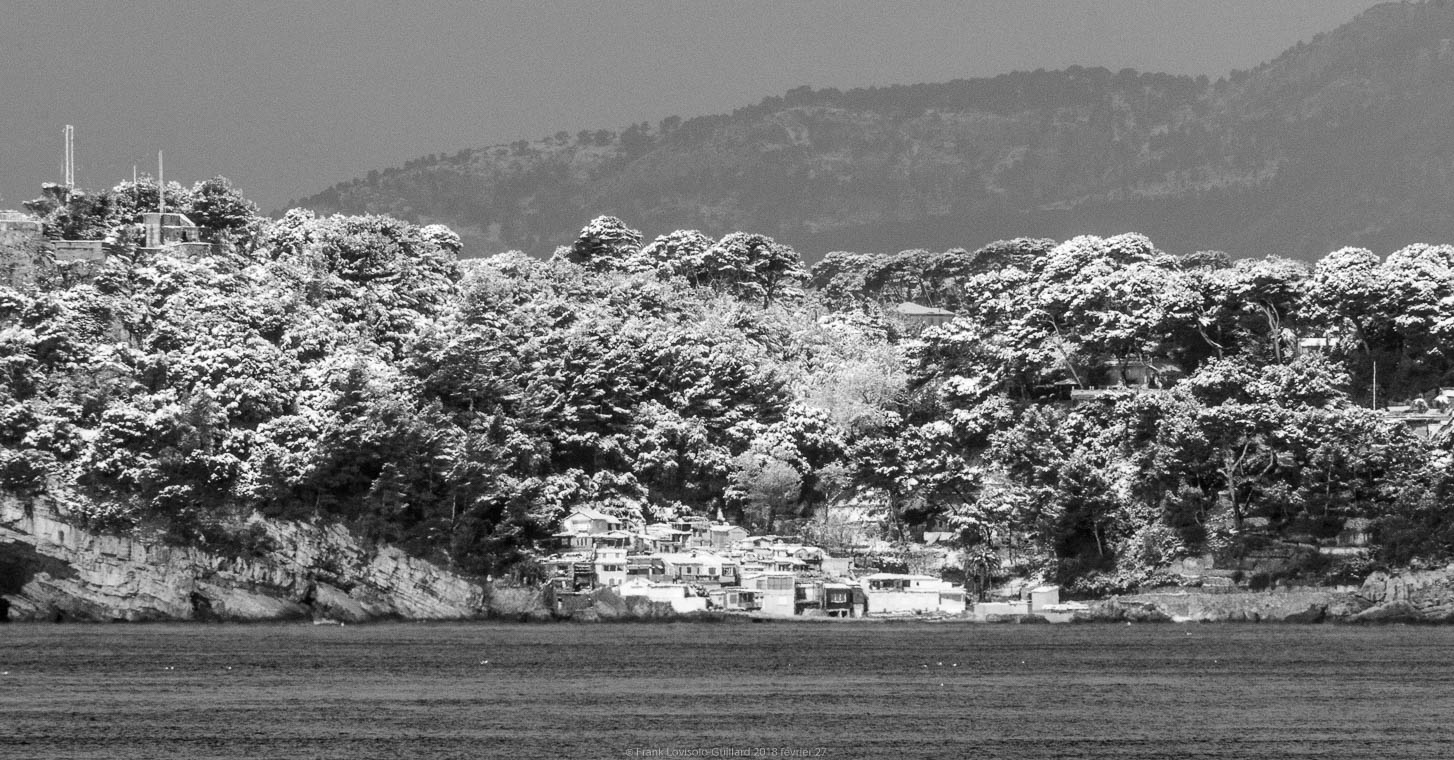 accumulation,périgrination,Photographies - Photographies - Frank César LOVISOLO - L’accumulation est une technique artistique popularisée par Arman, artiste français qui l’a beaucoup travaillée et théorisée. Tel qu’Arman la définit et la produit, l’accumulation est un rassemblement d’objets identiques dans une très grande quantité, généralement fondue dans du plexiglas.
