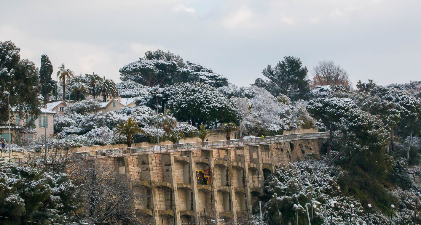 accumulation,périgrination,Photographies - Photographies - Frank César LOVISOLO - L’accumulation est une technique artistique popularisée par Arman, artiste français qui l’a beaucoup travaillée et théorisée. Tel qu’Arman la définit et la produit, l’accumulation est un rassemblement d’objets identiques dans une très grande quantité, généralement fondue dans du plexiglas.