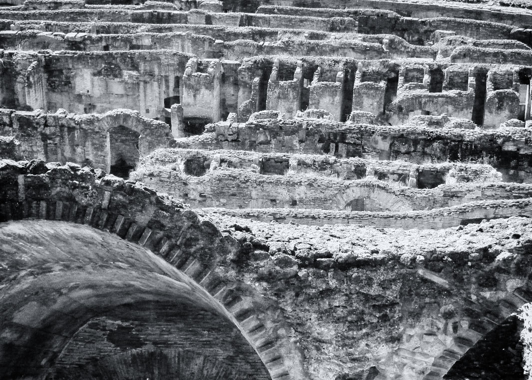 accumulation,périgrination,Photographies - Photographies - Frank César LOVISOLO - L’accumulation est une technique artistique popularisée par Arman, artiste français qui l’a beaucoup travaillée et théorisée. Tel qu’Arman la définit et la produit, l’accumulation est un rassemblement d’objets identiques dans une très grande quantité, généralement fondue dans du plexiglas.