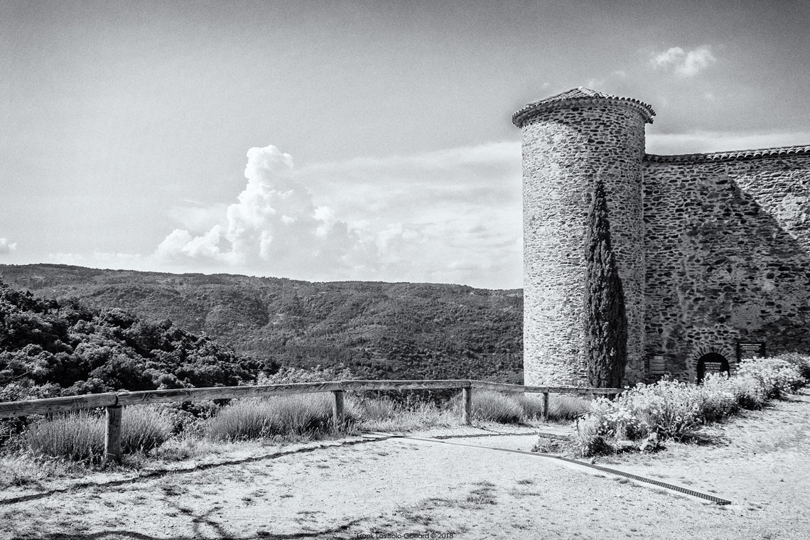 accumulation,périgrination,Photographies - Photographies - Frank César LOVISOLO - L’accumulation est une technique artistique popularisée par Arman, artiste français qui l’a beaucoup travaillée et théorisée. Tel qu’Arman la définit et la produit, l’accumulation est un rassemblement d’objets identiques dans une très grande quantité, généralement fondue dans du plexiglas.