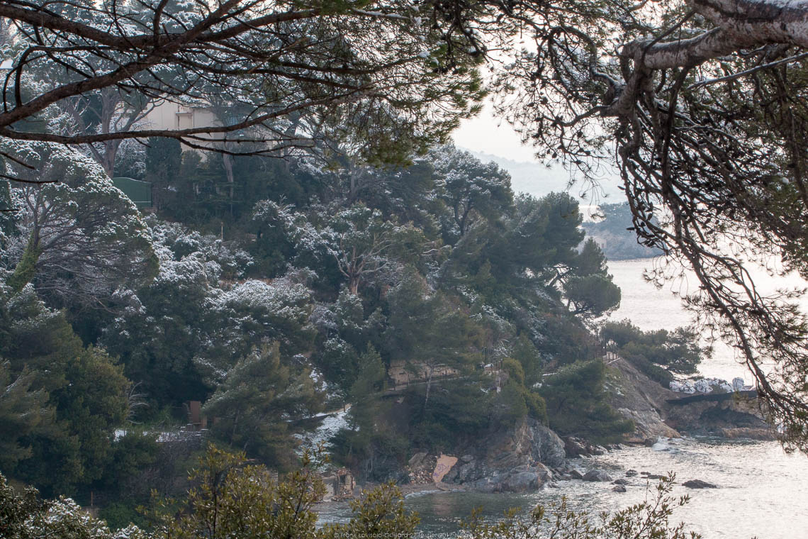 accumulation,périgrination,Photographies - Photographies - Frank César LOVISOLO - L’accumulation est une technique artistique popularisée par Arman, artiste français qui l’a beaucoup travaillée et théorisée. Tel qu’Arman la définit et la produit, l’accumulation est un rassemblement d’objets identiques dans une très grande quantité, généralement fondue dans du plexiglas.
