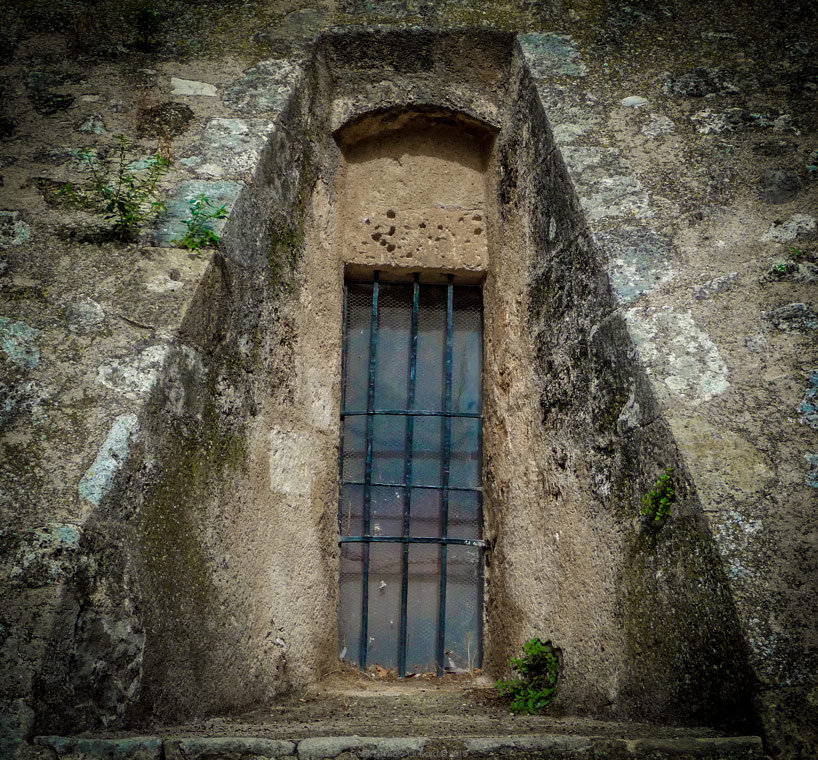 accumulation,périgrination,Photographies - Photographies - Frank César LOVISOLO - L’accumulation est une technique artistique popularisée par Arman, artiste français qui l’a beaucoup travaillée et théorisée. Tel qu’Arman la définit et la produit, l’accumulation est un rassemblement d’objets identiques dans une très grande quantité, généralement fondue dans du plexiglas.