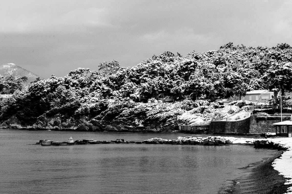 accumulation,périgrination,Photographies - Photographies - Frank César LOVISOLO - L’accumulation est une technique artistique popularisée par Arman, artiste français qui l’a beaucoup travaillée et théorisée. Tel qu’Arman la définit et la produit, l’accumulation est un rassemblement d’objets identiques dans une très grande quantité, généralement fondue dans du plexiglas.