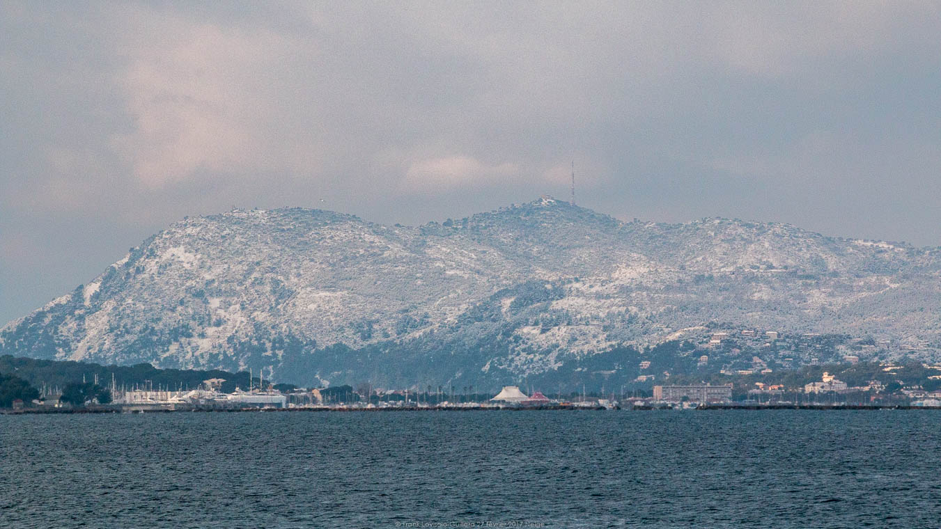 accumulation,périgrination,Photographies - Photographies - Frank César LOVISOLO - L’accumulation est une technique artistique popularisée par Arman, artiste français qui l’a beaucoup travaillée et théorisée. Tel qu’Arman la définit et la produit, l’accumulation est un rassemblement d’objets identiques dans une très grande quantité, généralement fondue dans du plexiglas.
