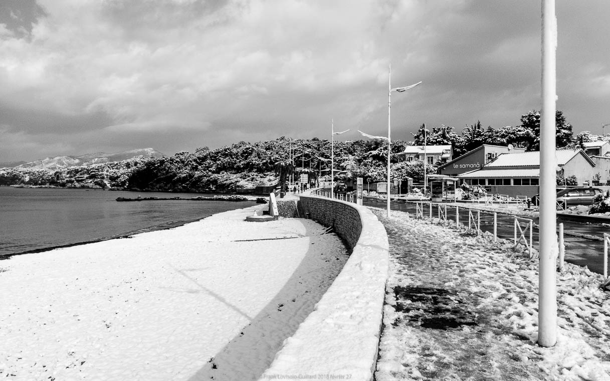 accumulation,périgrination,Photographies - Photographies - Frank César LOVISOLO - L’accumulation est une technique artistique popularisée par Arman, artiste français qui l’a beaucoup travaillée et théorisée. Tel qu’Arman la définit et la produit, l’accumulation est un rassemblement d’objets identiques dans une très grande quantité, généralement fondue dans du plexiglas.