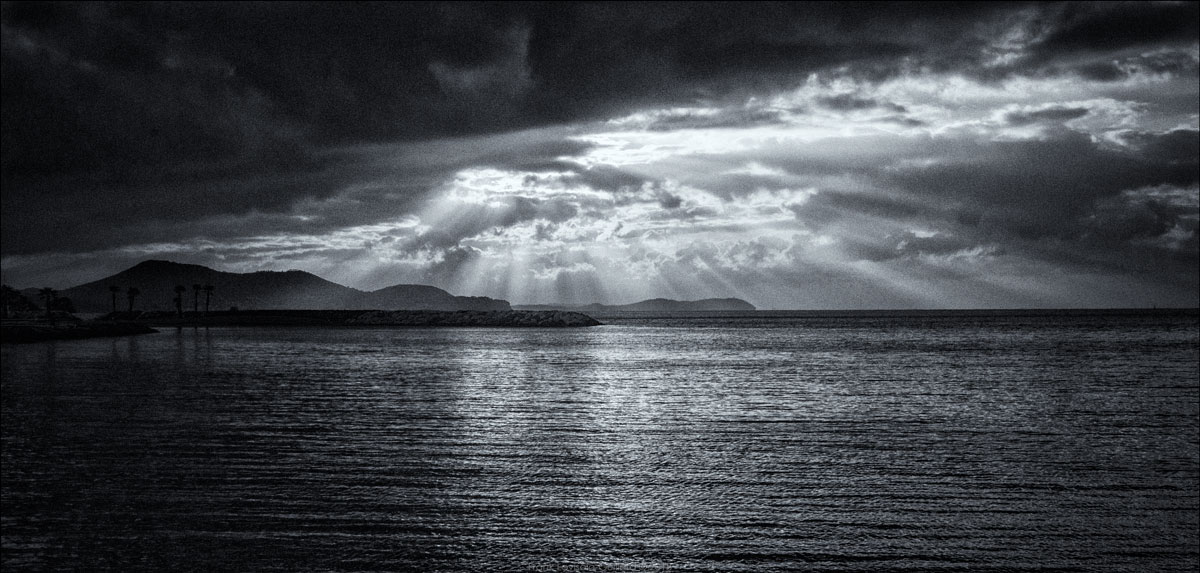 accumulation,périgrination,Photographies - Photographies - Frank César LOVISOLO - L’accumulation est une technique artistique popularisée par Arman, artiste français qui l’a beaucoup travaillée et théorisée. Tel qu’Arman la définit et la produit, l’accumulation est un rassemblement d’objets identiques dans une très grande quantité, généralement fondue dans du plexiglas.