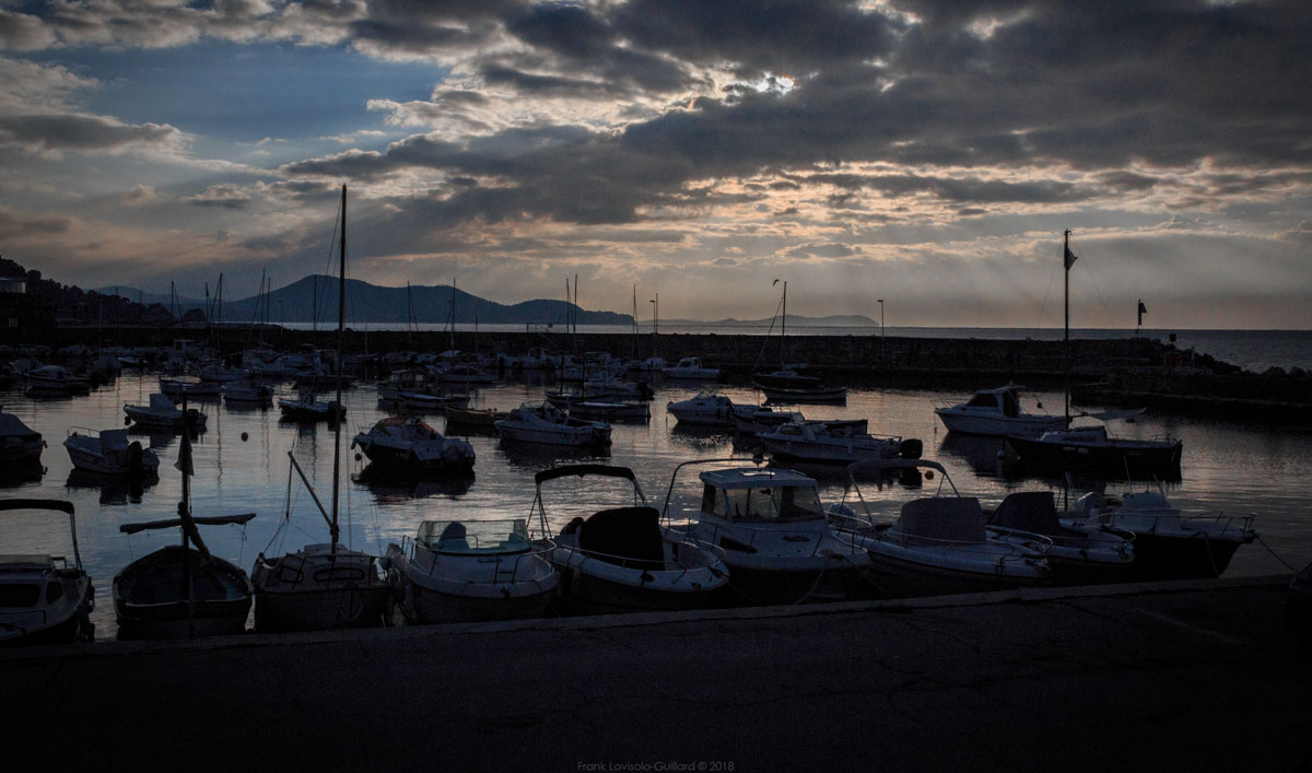 accumulation,périgrination,Photographies - Photographies - Frank César LOVISOLO - L’accumulation est une technique artistique popularisée par Arman, artiste français qui l’a beaucoup travaillée et théorisée. Tel qu’Arman la définit et la produit, l’accumulation est un rassemblement d’objets identiques dans une très grande quantité, généralement fondue dans du plexiglas.
