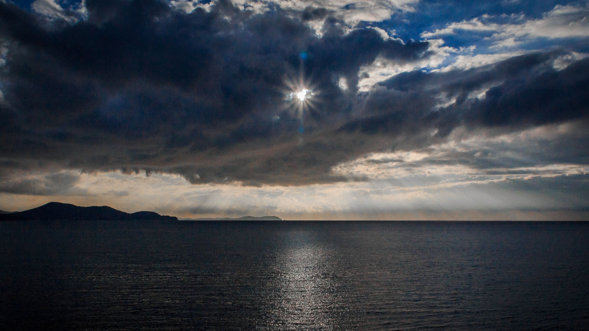 accumulation,périgrination,Photographies - Photographies - Frank César LOVISOLO - L’accumulation est une technique artistique popularisée par Arman, artiste français qui l’a beaucoup travaillée et théorisée. Tel qu’Arman la définit et la produit, l’accumulation est un rassemblement d’objets identiques dans une très grande quantité, généralement fondue dans du plexiglas.