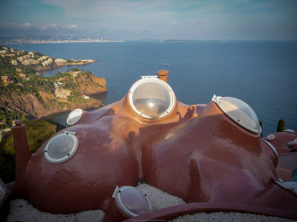 accumulation,périgrination,Photographies - Photographies - Frank César LOVISOLO - L’accumulation est une technique artistique popularisée par Arman, artiste français qui l’a beaucoup travaillée et théorisée. Tel qu’Arman la définit et la produit, l’accumulation est un rassemblement d’objets identiques dans une très grande quantité, généralement fondue dans du plexiglas.