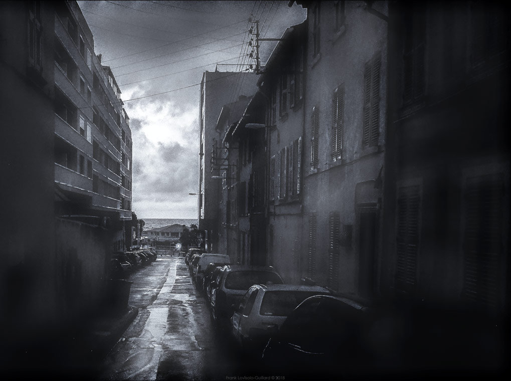 accumulation,périgrination,Photographies - Photographies - Frank César LOVISOLO - L’accumulation est une technique artistique popularisée par Arman, artiste français qui l’a beaucoup travaillée et théorisée. Tel qu’Arman la définit et la produit, l’accumulation est un rassemblement d’objets identiques dans une très grande quantité, généralement fondue dans du plexiglas.