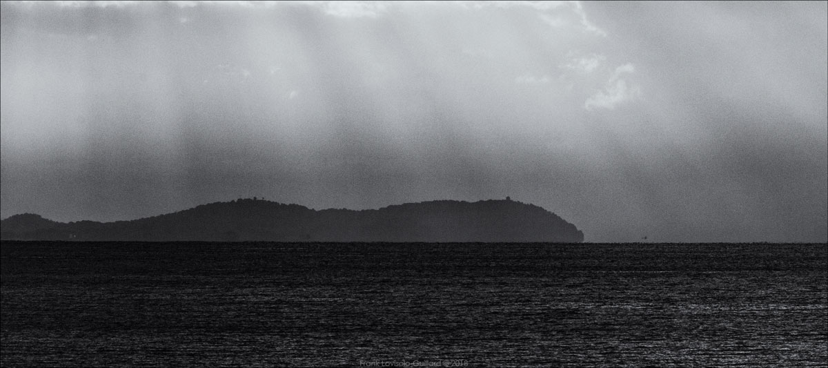 accumulation,périgrination,Photographies - Photographies - Frank César LOVISOLO - L’accumulation est une technique artistique popularisée par Arman, artiste français qui l’a beaucoup travaillée et théorisée. Tel qu’Arman la définit et la produit, l’accumulation est un rassemblement d’objets identiques dans une très grande quantité, généralement fondue dans du plexiglas.