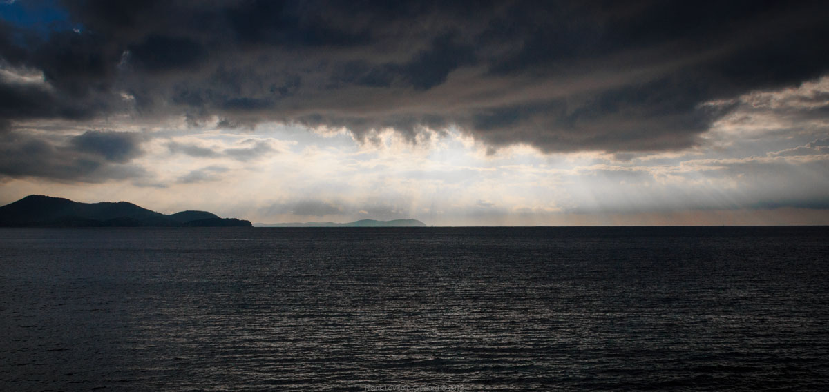 accumulation,périgrination,Photographies - Photographies - Frank César LOVISOLO - L’accumulation est une technique artistique popularisée par Arman, artiste français qui l’a beaucoup travaillée et théorisée. Tel qu’Arman la définit et la produit, l’accumulation est un rassemblement d’objets identiques dans une très grande quantité, généralement fondue dans du plexiglas.