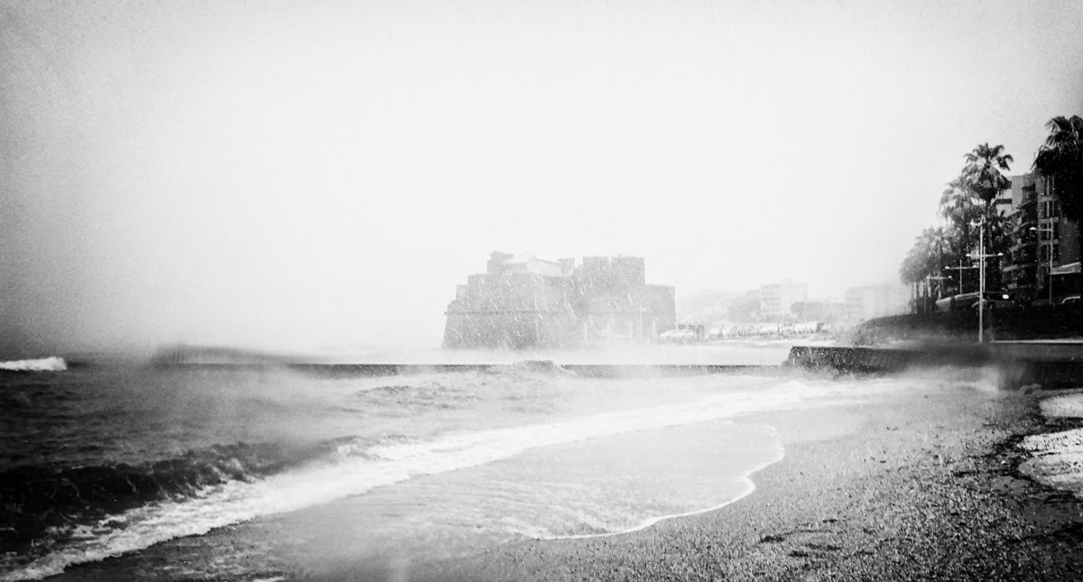 accumulation,périgrination,Photographies - Photographies - Frank César LOVISOLO - L’accumulation est une technique artistique popularisée par Arman, artiste français qui l’a beaucoup travaillée et théorisée. Tel qu’Arman la définit et la produit, l’accumulation est un rassemblement d’objets identiques dans une très grande quantité, généralement fondue dans du plexiglas.
