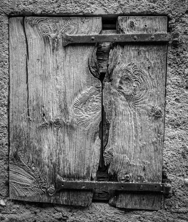 accumulation,périgrination,Photographies - Photographies - Frank César LOVISOLO - L’accumulation est une technique artistique popularisée par Arman, artiste français qui l’a beaucoup travaillée et théorisée. Tel qu’Arman la définit et la produit, l’accumulation est un rassemblement d’objets identiques dans une très grande quantité, généralement fondue dans du plexiglas.