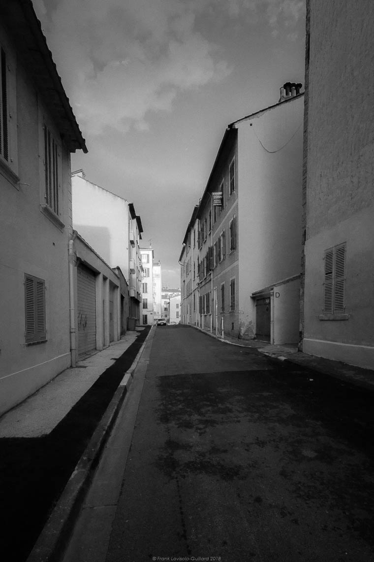 accumulation,périgrination,Photographies - Photographies - Frank César LOVISOLO - L’accumulation est une technique artistique popularisée par Arman, artiste français qui l’a beaucoup travaillée et théorisée. Tel qu’Arman la définit et la produit, l’accumulation est un rassemblement d’objets identiques dans une très grande quantité, généralement fondue dans du plexiglas.