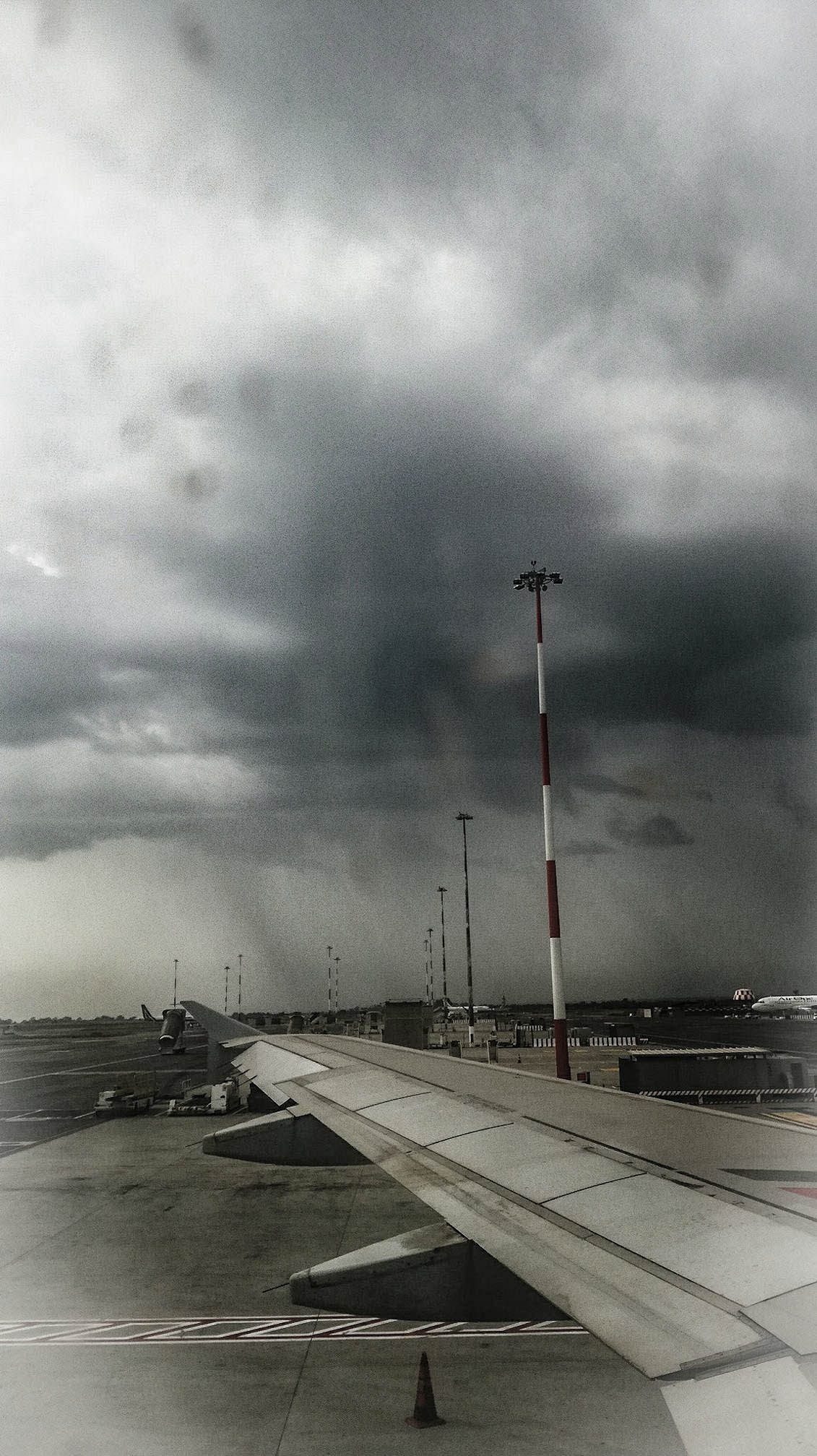 accumulation,périgrination,Photographies - Photographies - Frank César LOVISOLO - L’accumulation est une technique artistique popularisée par Arman, artiste français qui l’a beaucoup travaillée et théorisée. Tel qu’Arman la définit et la produit, l’accumulation est un rassemblement d’objets identiques dans une très grande quantité, généralement fondue dans du plexiglas.