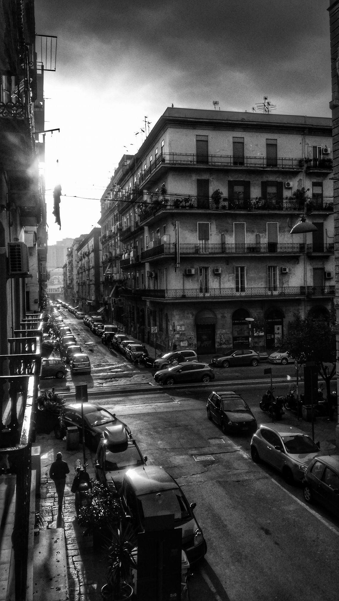 accumulation,périgrination,Photographies - Photographies - Frank César LOVISOLO - L’accumulation est une technique artistique popularisée par Arman, artiste français qui l’a beaucoup travaillée et théorisée. Tel qu’Arman la définit et la produit, l’accumulation est un rassemblement d’objets identiques dans une très grande quantité, généralement fondue dans du plexiglas.