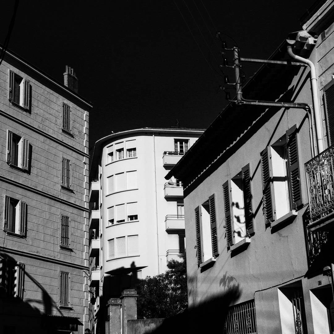 accumulation,périgrination,Photographies - Photographies - Frank César LOVISOLO - L’accumulation est une technique artistique popularisée par Arman, artiste français qui l’a beaucoup travaillée et théorisée. Tel qu’Arman la définit et la produit, l’accumulation est un rassemblement d’objets identiques dans une très grande quantité, généralement fondue dans du plexiglas.