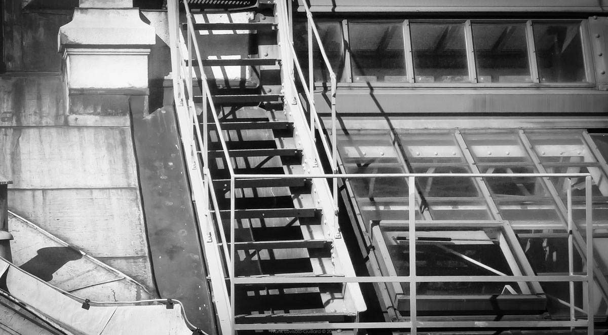 accumulation,périgrination,Photographies - Photographies - Frank César LOVISOLO - L’accumulation est une technique artistique popularisée par Arman, artiste français qui l’a beaucoup travaillée et théorisée. Tel qu’Arman la définit et la produit, l’accumulation est un rassemblement d’objets identiques dans une très grande quantité, généralement fondue dans du plexiglas.