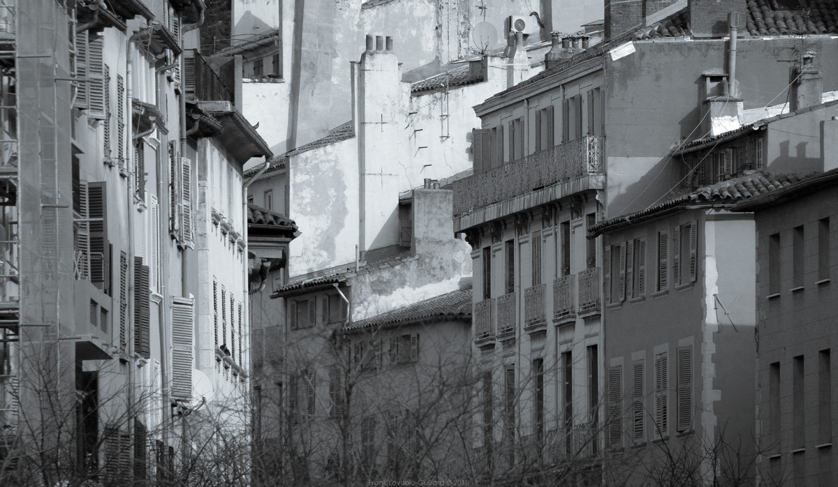 accumulation,périgrination,Photographies - Photographies - Frank César LOVISOLO - L’accumulation est une technique artistique popularisée par Arman, artiste français qui l’a beaucoup travaillée et théorisée. Tel qu’Arman la définit et la produit, l’accumulation est un rassemblement d’objets identiques dans une très grande quantité, généralement fondue dans du plexiglas.
