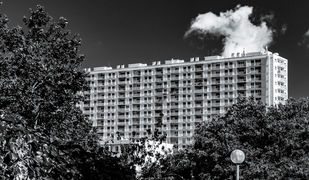 accumulation,périgrination,Photographies - Photographies - Frank César LOVISOLO - L’accumulation est une technique artistique popularisée par Arman, artiste français qui l’a beaucoup travaillée et théorisée. Tel qu’Arman la définit et la produit, l’accumulation est un rassemblement d’objets identiques dans une très grande quantité, généralement fondue dans du plexiglas.
