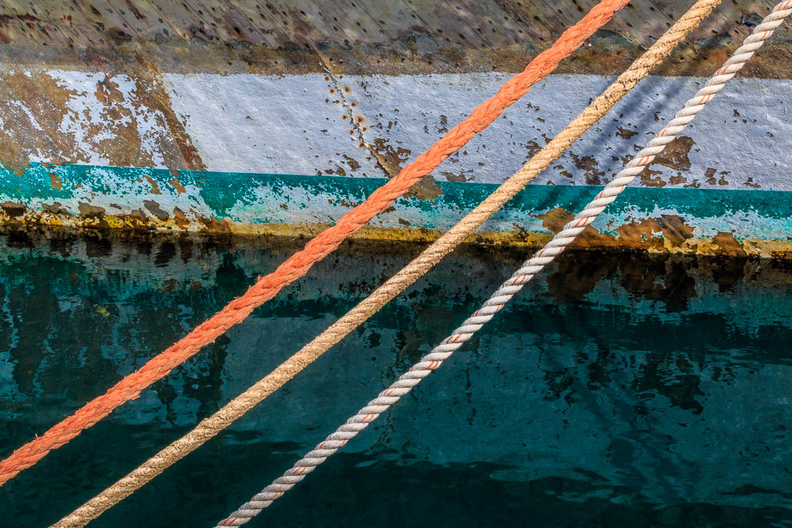 accumulation,périgrination,Photographies - Photographies - Frank César LOVISOLO - L’accumulation est une technique artistique popularisée par Arman, artiste français qui l’a beaucoup travaillée et théorisée. Tel qu’Arman la définit et la produit, l’accumulation est un rassemblement d’objets identiques dans une très grande quantité, généralement fondue dans du plexiglas.