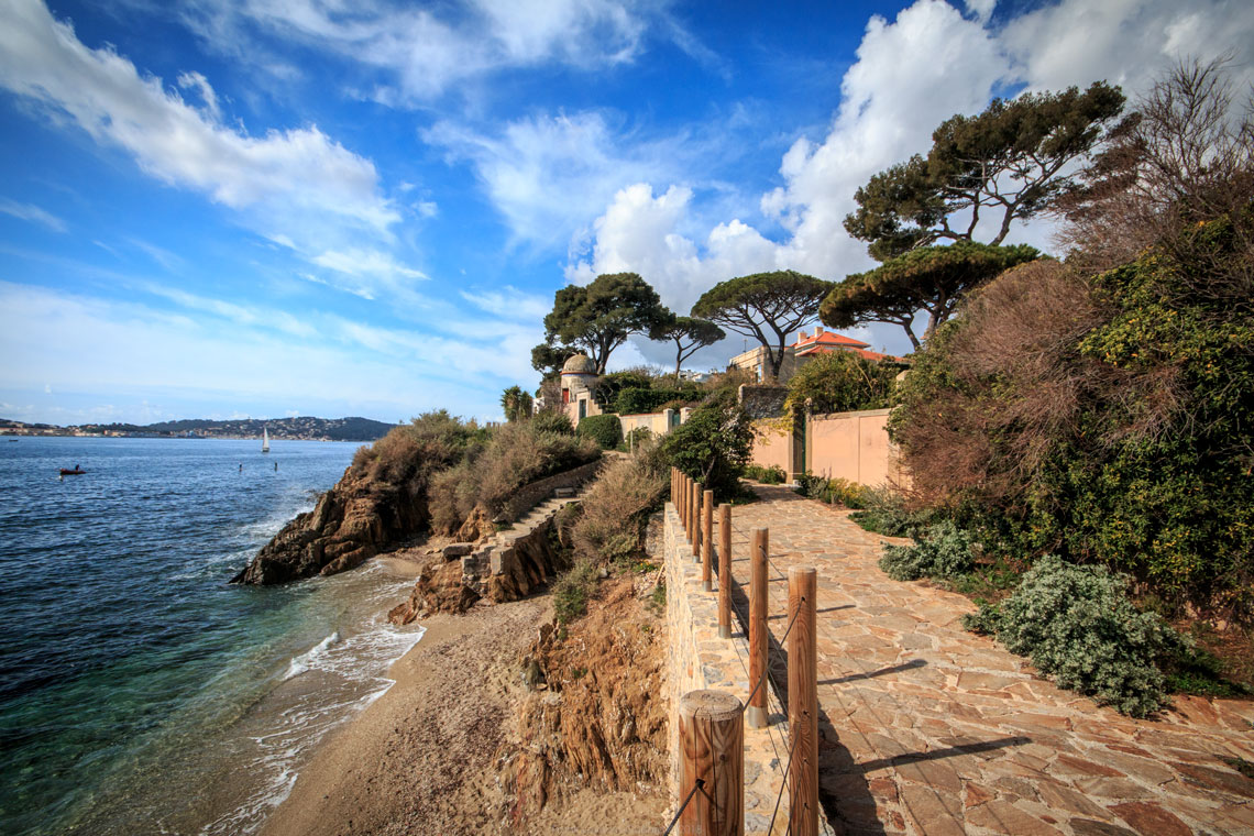 accumulation,périgrination,Photographies - Photographies - Frank César LOVISOLO - L’accumulation est une technique artistique popularisée par Arman, artiste français qui l’a beaucoup travaillée et théorisée. Tel qu’Arman la définit et la produit, l’accumulation est un rassemblement d’objets identiques dans une très grande quantité, généralement fondue dans du plexiglas.