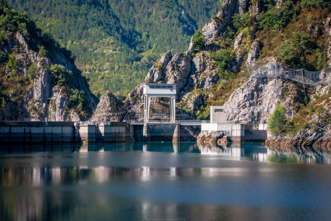 accumulation,périgrination,Photographies - Photographies - Frank César LOVISOLO - L’accumulation est une technique artistique popularisée par Arman, artiste français qui l’a beaucoup travaillée et théorisée. Tel qu’Arman la définit et la produit, l’accumulation est un rassemblement d’objets identiques dans une très grande quantité, généralement fondue dans du plexiglas.