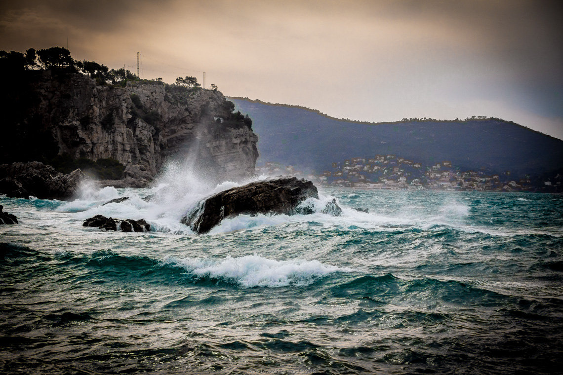 accumulation,périgrination,Photographies - Photographies - Frank César LOVISOLO - L’accumulation est une technique artistique popularisée par Arman, artiste français qui l’a beaucoup travaillée et théorisée. Tel qu’Arman la définit et la produit, l’accumulation est un rassemblement d’objets identiques dans une très grande quantité, généralement fondue dans du plexiglas.