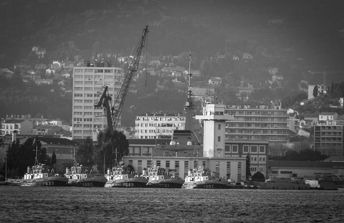 accumulation,périgrination,Photographies - Photographies - Frank César LOVISOLO - L’accumulation est une technique artistique popularisée par Arman, artiste français qui l’a beaucoup travaillée et théorisée. Tel qu’Arman la définit et la produit, l’accumulation est un rassemblement d’objets identiques dans une très grande quantité, généralement fondue dans du plexiglas.