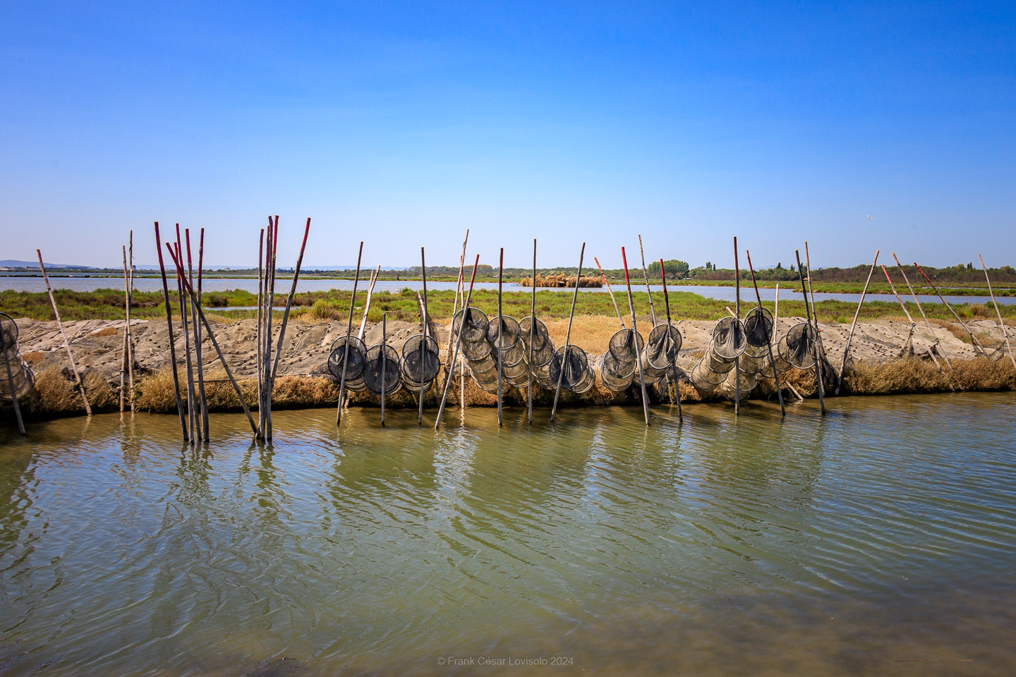 La Pointe du Salaison,Étang de l'Or,Mauguio,Jacques Sourth - Voyage - Frank César LOVISOLO - Ballade bucolique, jusqu'à la Pointe du Salaison, située sur l'Etang de l'Or à 4km de Mauguio et, quasiment, en face de La Grande-Motte qui, avec son incomparable architecture traditionnelle à la région, a su retenir les touristes, sandales-chaussettes, peu propices à la rêverie et néfastes à la photographie!