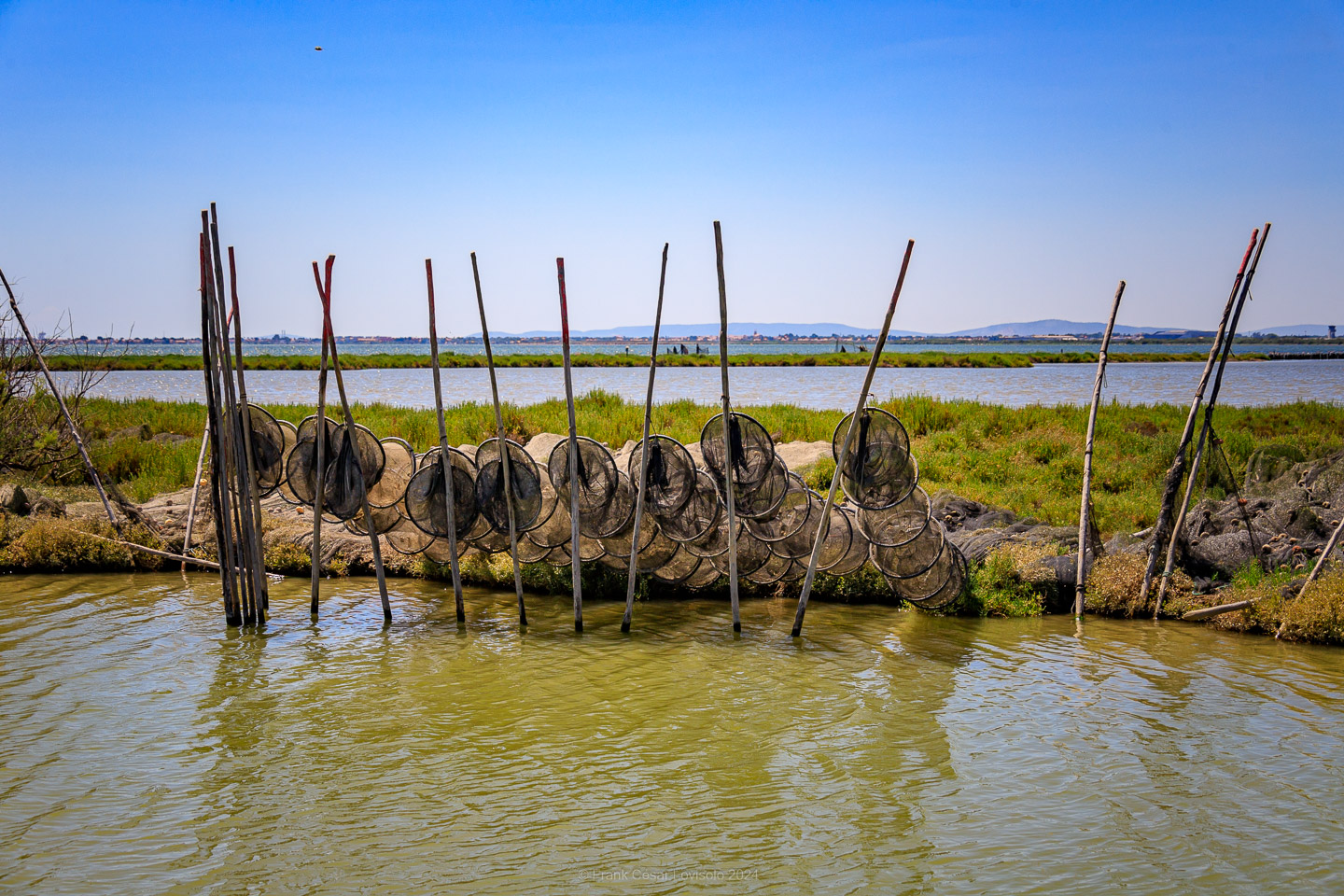 La Pointe du Salaison,Étang de l'Or,Mauguio,Jacques Sourth - Voyage - Frank César LOVISOLO - Ballade bucolique, jusqu'à la Pointe du Salaison, située sur l'Etang de l'Or à 4km de Mauguio et, quasiment, en face de La Grande-Motte qui, avec son incomparable architecture traditionnelle à la région, a su retenir les touristes, sandales-chaussettes, peu propices à la rêverie et néfastes à la photographie!