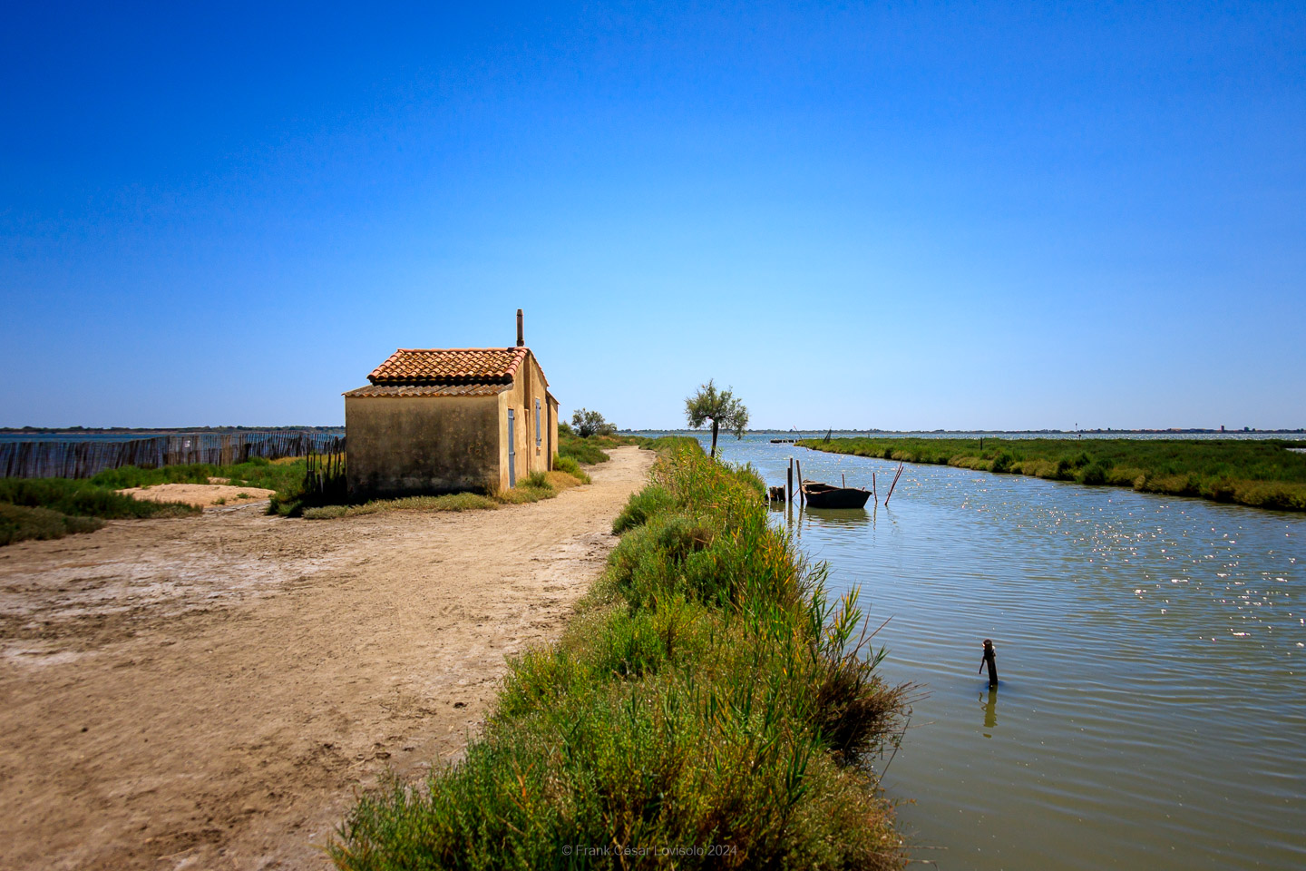 La Pointe du Salaison,Étang de l'Or,Mauguio,Jacques Sourth - Voyage - Frank César LOVISOLO - Ballade bucolique, jusqu'à la Pointe du Salaison, située sur l'Etang de l'Or à 4km de Mauguio et, quasiment, en face de La Grande-Motte qui, avec son incomparable architecture traditionnelle à la région, a su retenir les touristes, sandales-chaussettes, peu propices à la rêverie et néfastes à la photographie!