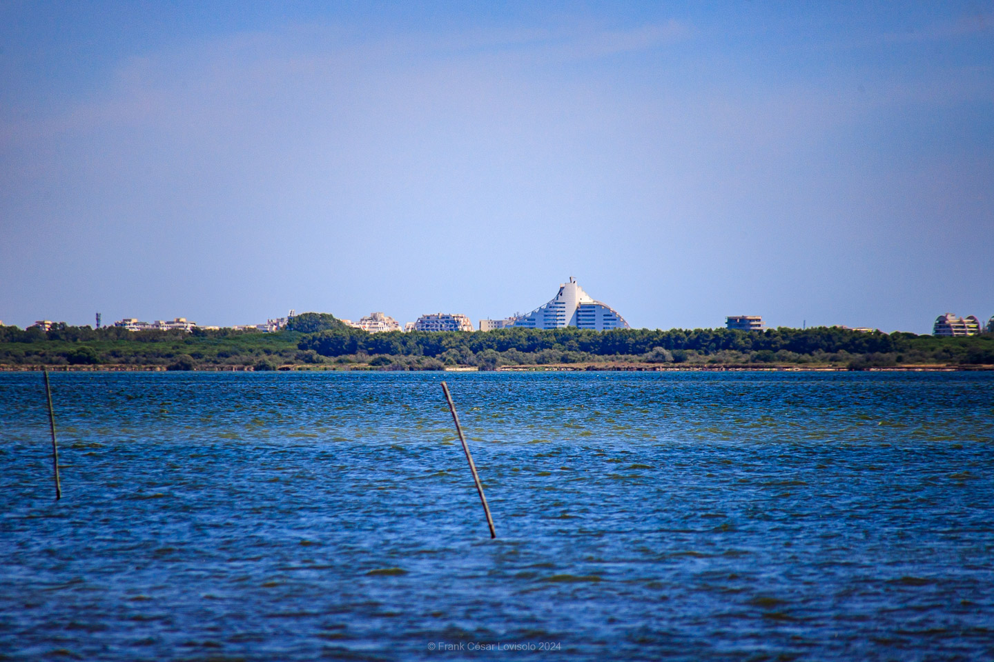 La Pointe du Salaison,Étang de l'Or,Mauguio,Jacques Sourth - Voyage - Frank César LOVISOLO - Ballade bucolique, jusqu'à la Pointe du Salaison, située sur l'Etang de l'Or à 4km de Mauguio et, quasiment, en face de La Grande-Motte qui, avec son incomparable architecture traditionnelle à la région, a su retenir les touristes, sandales-chaussettes, peu propices à la rêverie et néfastes à la photographie!