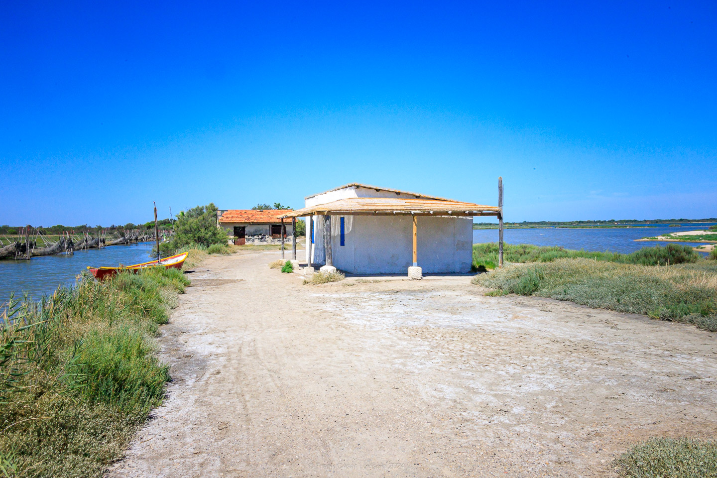 La Pointe du Salaison,Étang de l'Or,Mauguio,Jacques Sourth - Voyage - Frank César LOVISOLO - Ballade bucolique, jusqu'à la Pointe du Salaison, située sur l'Etang de l'Or à 4km de Mauguio et, quasiment, en face de La Grande-Motte qui, avec son incomparable architecture traditionnelle à la région, a su retenir les touristes, sandales-chaussettes, peu propices à la rêverie et néfastes à la photographie!