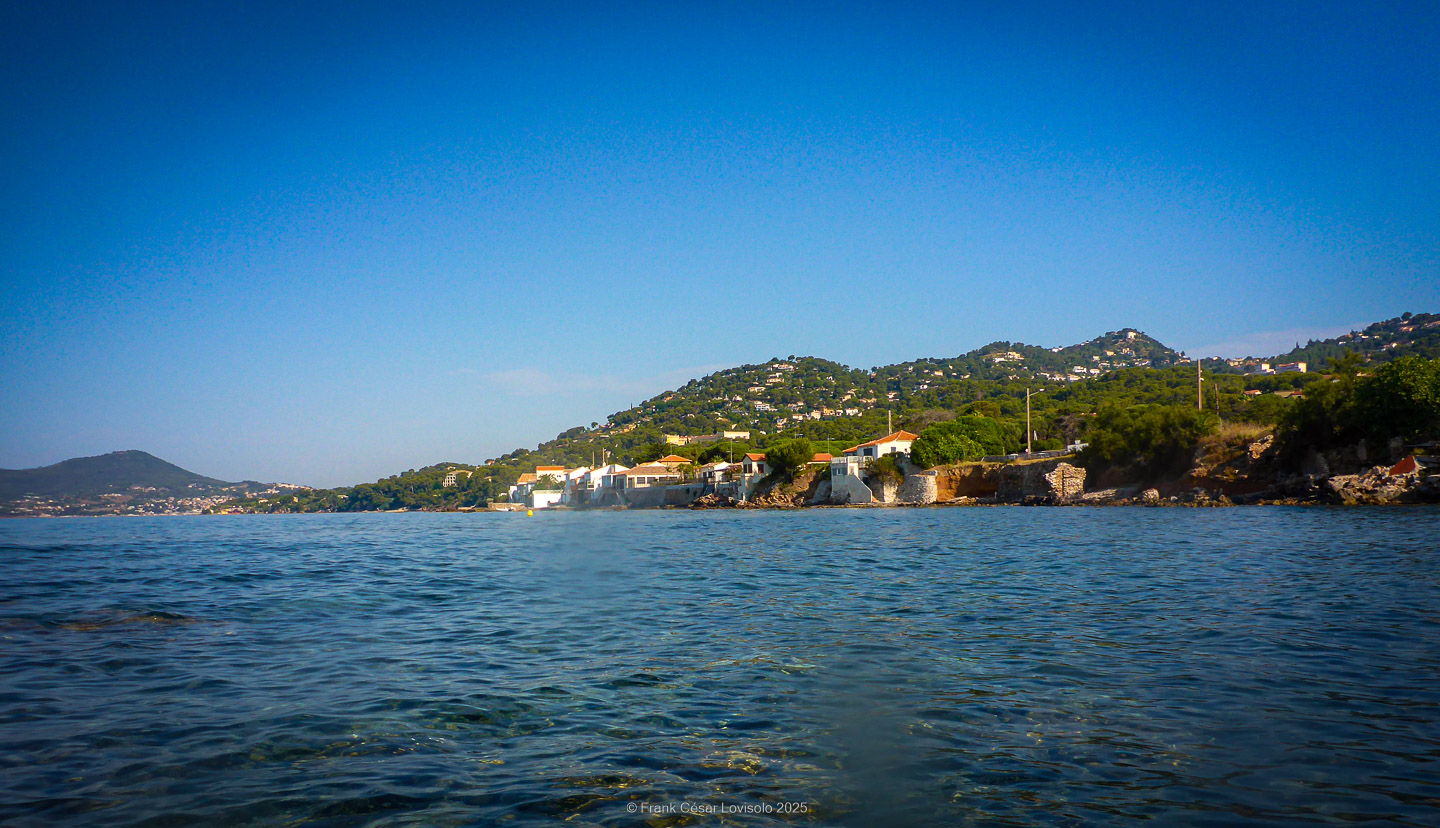 Snorkeling,Le port gréco-romain d’Olbia à Hyères - Sousleaugraphie - Snorkeling - Frank César LOVISOLO - La relation entre l’être humain et le milieu marin s’est progressivement transformée au cours des dernières décennies. Longtemps réservée aux pêcheurs, aux navigateurs ou aux plongeurs aguerris, l’exploration sous-marine s’est démocratisée grâce au développement d’équipements simples et accessibles. La randonnée sous-marine avec palmes et masque, également connue sous le nom de snorkeling, en constitue l’une des pratiques les plus populaires. Elle se caractérise par une immersion en surface, la plupart du temps à faible profondeur, permettant l’observation directe des fonds marins. Si elle est souvent perçue comme une activité de loisir, la randonnée palmée occupe une place croissante dans les domaines de l’éducation, de la sensibilisation à l’environnement et du tourisme durable. L’objectif de cet article est d’analyser cette pratique dans une perspective académique, en abordant successivement ses dimensions écologiques et pédagogiques, ses aspects socio-culturels et touristiques, ainsi que ses retombées physiologiques et sportives.