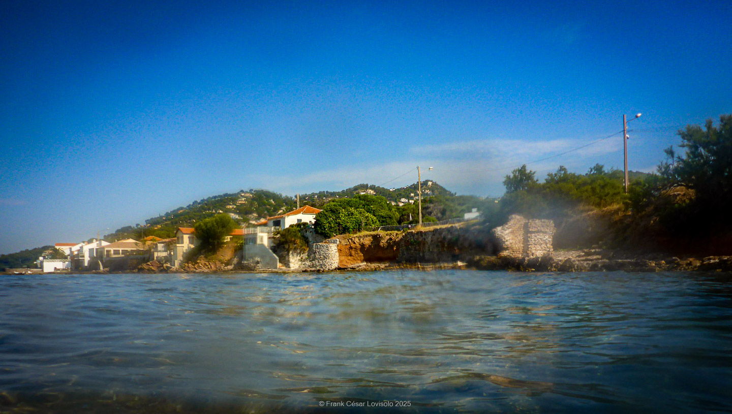 Snorkeling,Le port gréco-romain d’Olbia à Hyères - Sousleaugraphie - Snorkeling - Frank César LOVISOLO - La relation entre l’être humain et le milieu marin s’est progressivement transformée au cours des dernières décennies. Longtemps réservée aux pêcheurs, aux navigateurs ou aux plongeurs aguerris, l’exploration sous-marine s’est démocratisée grâce au développement d’équipements simples et accessibles. La randonnée sous-marine avec palmes et masque, également connue sous le nom de snorkeling, en constitue l’une des pratiques les plus populaires. Elle se caractérise par une immersion en surface, la plupart du temps à faible profondeur, permettant l’observation directe des fonds marins. Si elle est souvent perçue comme une activité de loisir, la randonnée palmée occupe une place croissante dans les domaines de l’éducation, de la sensibilisation à l’environnement et du tourisme durable. L’objectif de cet article est d’analyser cette pratique dans une perspective académique, en abordant successivement ses dimensions écologiques et pédagogiques, ses aspects socio-culturels et touristiques, ainsi que ses retombées physiologiques et sportives.
