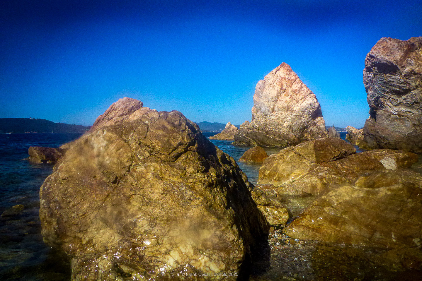 Snorkeling,Le port gréco-romain d’Olbia à Hyères - Sousleaugraphie - Snorkeling - Frank César LOVISOLO - La relation entre l’être humain et le milieu marin s’est progressivement transformée au cours des dernières décennies. Longtemps réservée aux pêcheurs, aux navigateurs ou aux plongeurs aguerris, l’exploration sous-marine s’est démocratisée grâce au développement d’équipements simples et accessibles. La randonnée sous-marine avec palmes et masque, également connue sous le nom de snorkeling, en constitue l’une des pratiques les plus populaires. Elle se caractérise par une immersion en surface, la plupart du temps à faible profondeur, permettant l’observation directe des fonds marins. Si elle est souvent perçue comme une activité de loisir, la randonnée palmée occupe une place croissante dans les domaines de l’éducation, de la sensibilisation à l’environnement et du tourisme durable. L’objectif de cet article est d’analyser cette pratique dans une perspective académique, en abordant successivement ses dimensions écologiques et pédagogiques, ses aspects socio-culturels et touristiques, ainsi que ses retombées physiologiques et sportives.