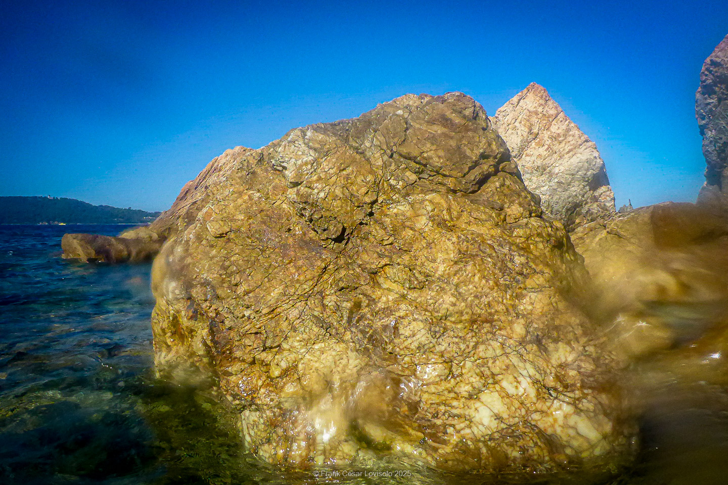 Snorkeling,Le port gréco-romain d’Olbia à Hyères - Sousleaugraphie - Snorkeling - Frank César LOVISOLO - La relation entre l’être humain et le milieu marin s’est progressivement transformée au cours des dernières décennies. Longtemps réservée aux pêcheurs, aux navigateurs ou aux plongeurs aguerris, l’exploration sous-marine s’est démocratisée grâce au développement d’équipements simples et accessibles. La randonnée sous-marine avec palmes et masque, également connue sous le nom de snorkeling, en constitue l’une des pratiques les plus populaires. Elle se caractérise par une immersion en surface, la plupart du temps à faible profondeur, permettant l’observation directe des fonds marins. Si elle est souvent perçue comme une activité de loisir, la randonnée palmée occupe une place croissante dans les domaines de l’éducation, de la sensibilisation à l’environnement et du tourisme durable. L’objectif de cet article est d’analyser cette pratique dans une perspective académique, en abordant successivement ses dimensions écologiques et pédagogiques, ses aspects socio-culturels et touristiques, ainsi que ses retombées physiologiques et sportives.