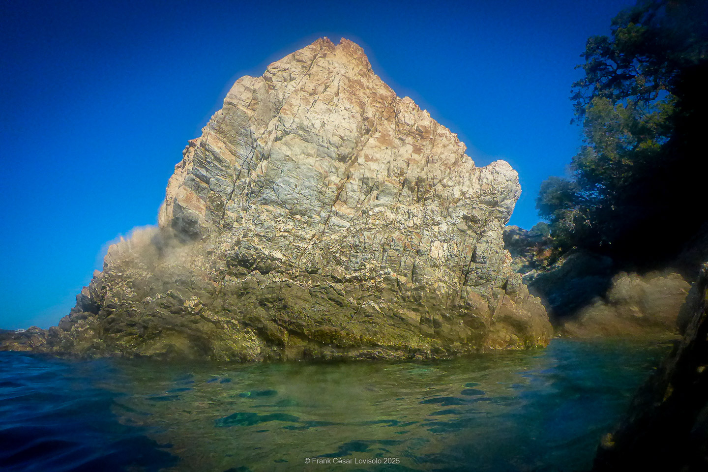 Snorkeling,Le port gréco-romain d’Olbia à Hyères - Sousleaugraphie - Snorkeling - Frank César LOVISOLO - La relation entre l’être humain et le milieu marin s’est progressivement transformée au cours des dernières décennies. Longtemps réservée aux pêcheurs, aux navigateurs ou aux plongeurs aguerris, l’exploration sous-marine s’est démocratisée grâce au développement d’équipements simples et accessibles. La randonnée sous-marine avec palmes et masque, également connue sous le nom de snorkeling, en constitue l’une des pratiques les plus populaires. Elle se caractérise par une immersion en surface, la plupart du temps à faible profondeur, permettant l’observation directe des fonds marins. Si elle est souvent perçue comme une activité de loisir, la randonnée palmée occupe une place croissante dans les domaines de l’éducation, de la sensibilisation à l’environnement et du tourisme durable. L’objectif de cet article est d’analyser cette pratique dans une perspective académique, en abordant successivement ses dimensions écologiques et pédagogiques, ses aspects socio-culturels et touristiques, ainsi que ses retombées physiologiques et sportives.