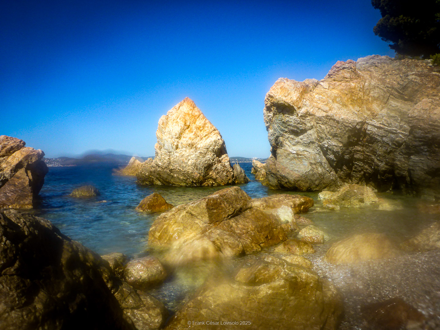 Snorkeling,Le port gréco-romain d’Olbia à Hyères - Sousleaugraphie - Snorkeling - Frank César LOVISOLO - La relation entre l’être humain et le milieu marin s’est progressivement transformée au cours des dernières décennies. Longtemps réservée aux pêcheurs, aux navigateurs ou aux plongeurs aguerris, l’exploration sous-marine s’est démocratisée grâce au développement d’équipements simples et accessibles. La randonnée sous-marine avec palmes et masque, également connue sous le nom de snorkeling, en constitue l’une des pratiques les plus populaires. Elle se caractérise par une immersion en surface, la plupart du temps à faible profondeur, permettant l’observation directe des fonds marins. Si elle est souvent perçue comme une activité de loisir, la randonnée palmée occupe une place croissante dans les domaines de l’éducation, de la sensibilisation à l’environnement et du tourisme durable. L’objectif de cet article est d’analyser cette pratique dans une perspective académique, en abordant successivement ses dimensions écologiques et pédagogiques, ses aspects socio-culturels et touristiques, ainsi que ses retombées physiologiques et sportives.