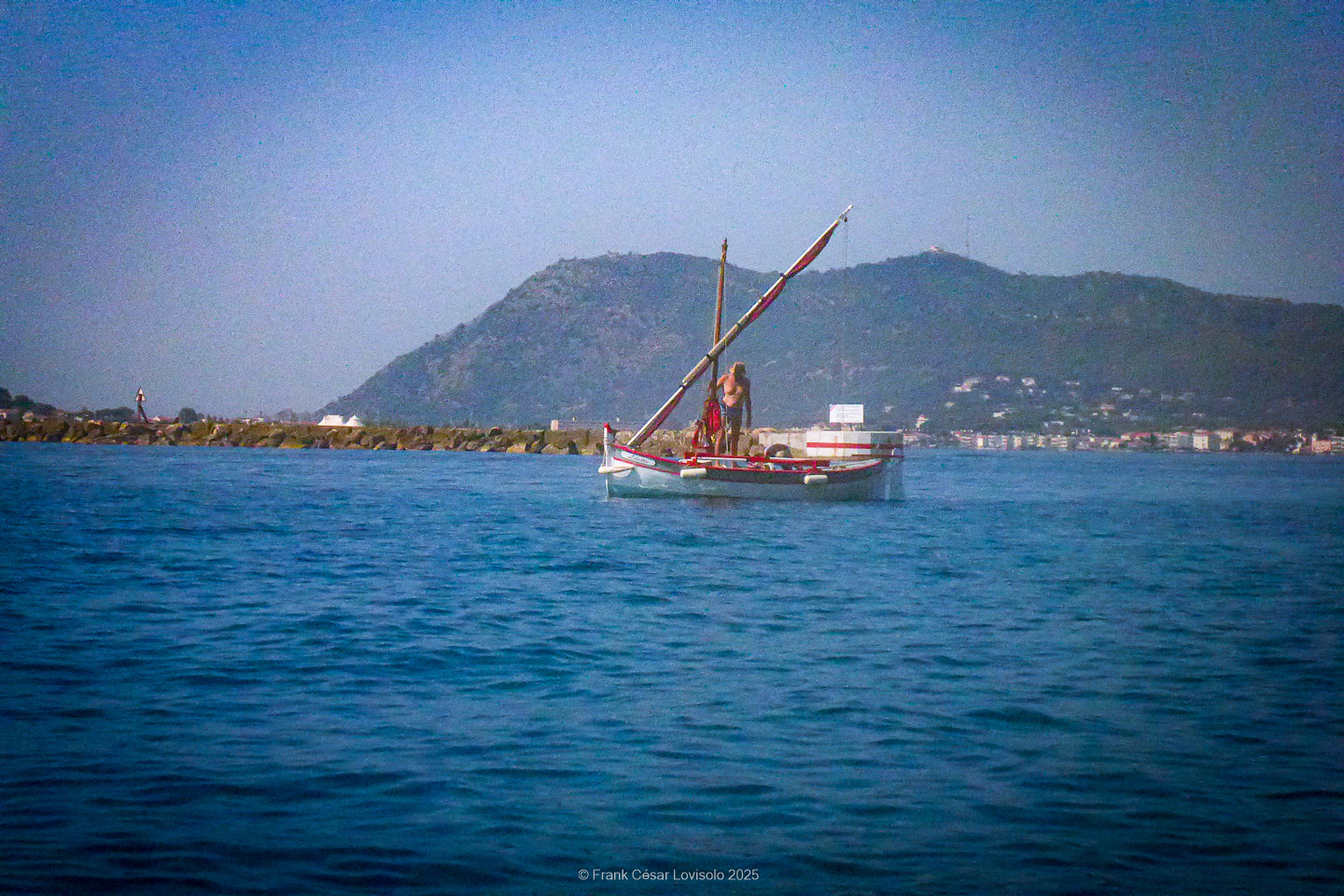Snorkeling,Le port gréco-romain d’Olbia à Hyères - Sousleaugraphie - Snorkeling - Frank César LOVISOLO - La relation entre l’être humain et le milieu marin s’est progressivement transformée au cours des dernières décennies. Longtemps réservée aux pêcheurs, aux navigateurs ou aux plongeurs aguerris, l’exploration sous-marine s’est démocratisée grâce au développement d’équipements simples et accessibles. La randonnée sous-marine avec palmes et masque, également connue sous le nom de snorkeling, en constitue l’une des pratiques les plus populaires. Elle se caractérise par une immersion en surface, la plupart du temps à faible profondeur, permettant l’observation directe des fonds marins. Si elle est souvent perçue comme une activité de loisir, la randonnée palmée occupe une place croissante dans les domaines de l’éducation, de la sensibilisation à l’environnement et du tourisme durable. L’objectif de cet article est d’analyser cette pratique dans une perspective académique, en abordant successivement ses dimensions écologiques et pédagogiques, ses aspects socio-culturels et touristiques, ainsi que ses retombées physiologiques et sportives.