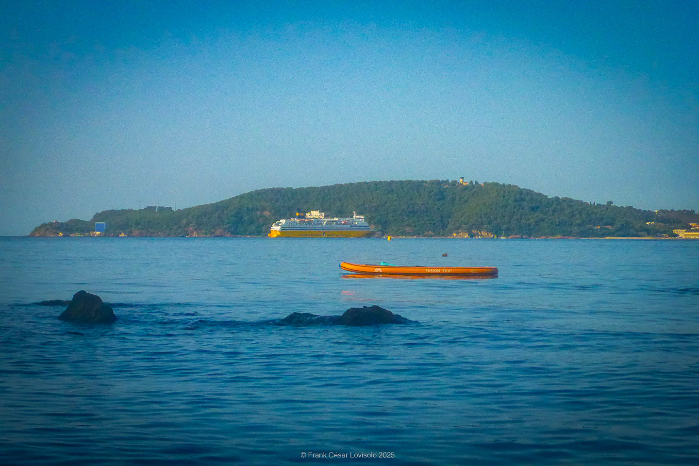 Snorkeling,Le port gréco-romain d’Olbia à Hyères - Sousleaugraphie - Snorkeling - Frank César LOVISOLO - La relation entre l’être humain et le milieu marin s’est progressivement transformée au cours des dernières décennies. Longtemps réservée aux pêcheurs, aux navigateurs ou aux plongeurs aguerris, l’exploration sous-marine s’est démocratisée grâce au développement d’équipements simples et accessibles. La randonnée sous-marine avec palmes et masque, également connue sous le nom de snorkeling, en constitue l’une des pratiques les plus populaires. Elle se caractérise par une immersion en surface, la plupart du temps à faible profondeur, permettant l’observation directe des fonds marins. Si elle est souvent perçue comme une activité de loisir, la randonnée palmée occupe une place croissante dans les domaines de l’éducation, de la sensibilisation à l’environnement et du tourisme durable. L’objectif de cet article est d’analyser cette pratique dans une perspective académique, en abordant successivement ses dimensions écologiques et pédagogiques, ses aspects socio-culturels et touristiques, ainsi que ses retombées physiologiques et sportives.