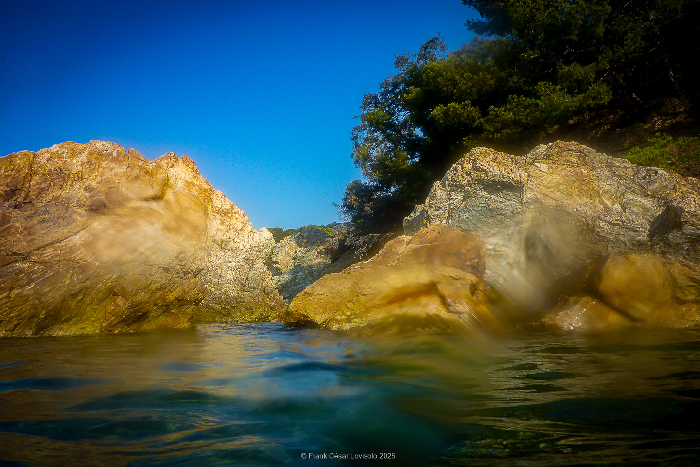 Snorkeling,Le port gréco-romain d’Olbia à Hyères - Sousleaugraphie - Snorkeling - Frank César LOVISOLO - La relation entre l’être humain et le milieu marin s’est progressivement transformée au cours des dernières décennies. Longtemps réservée aux pêcheurs, aux navigateurs ou aux plongeurs aguerris, l’exploration sous-marine s’est démocratisée grâce au développement d’équipements simples et accessibles. La randonnée sous-marine avec palmes et masque, également connue sous le nom de snorkeling, en constitue l’une des pratiques les plus populaires. Elle se caractérise par une immersion en surface, la plupart du temps à faible profondeur, permettant l’observation directe des fonds marins. Si elle est souvent perçue comme une activité de loisir, la randonnée palmée occupe une place croissante dans les domaines de l’éducation, de la sensibilisation à l’environnement et du tourisme durable. L’objectif de cet article est d’analyser cette pratique dans une perspective académique, en abordant successivement ses dimensions écologiques et pédagogiques, ses aspects socio-culturels et touristiques, ainsi que ses retombées physiologiques et sportives.