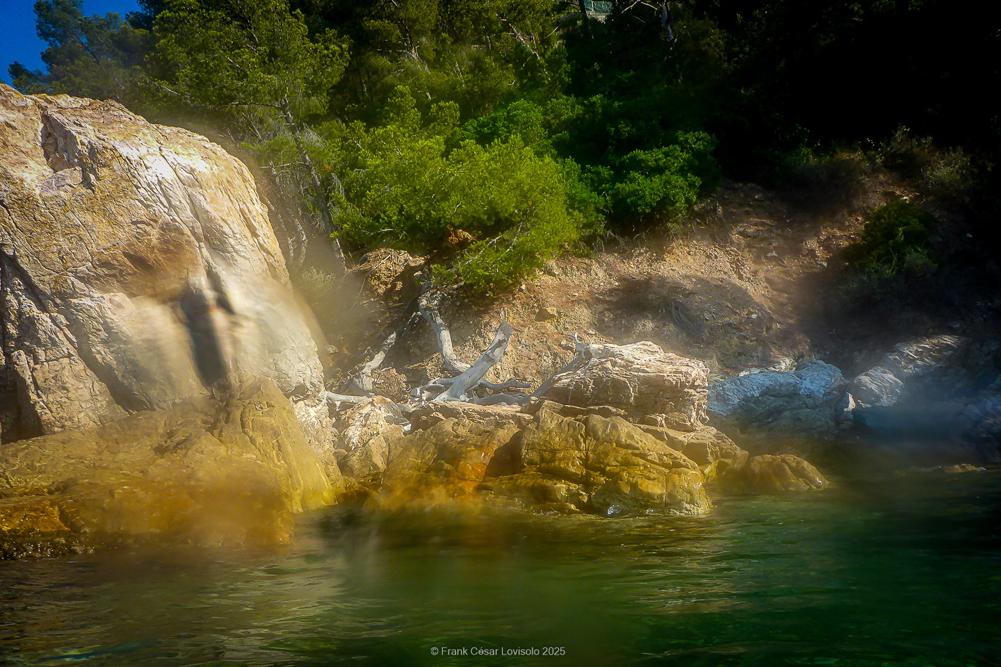 Snorkeling,Le port gréco-romain d’Olbia à Hyères - Sousleaugraphie - Snorkeling - Frank César LOVISOLO - La relation entre l’être humain et le milieu marin s’est progressivement transformée au cours des dernières décennies. Longtemps réservée aux pêcheurs, aux navigateurs ou aux plongeurs aguerris, l’exploration sous-marine s’est démocratisée grâce au développement d’équipements simples et accessibles. La randonnée sous-marine avec palmes et masque, également connue sous le nom de snorkeling, en constitue l’une des pratiques les plus populaires. Elle se caractérise par une immersion en surface, la plupart du temps à faible profondeur, permettant l’observation directe des fonds marins. Si elle est souvent perçue comme une activité de loisir, la randonnée palmée occupe une place croissante dans les domaines de l’éducation, de la sensibilisation à l’environnement et du tourisme durable. L’objectif de cet article est d’analyser cette pratique dans une perspective académique, en abordant successivement ses dimensions écologiques et pédagogiques, ses aspects socio-culturels et touristiques, ainsi que ses retombées physiologiques et sportives.
